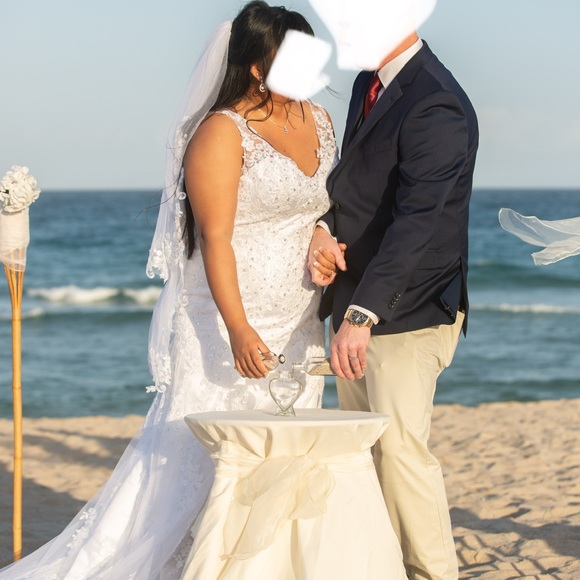 Beautiful wedding dress. size 14-18 - Picture 11 of 13